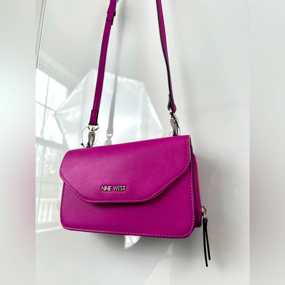 NWOT Nine West Fuchsia Best of Both Worlds
Crossbody Wallet Bag Purse